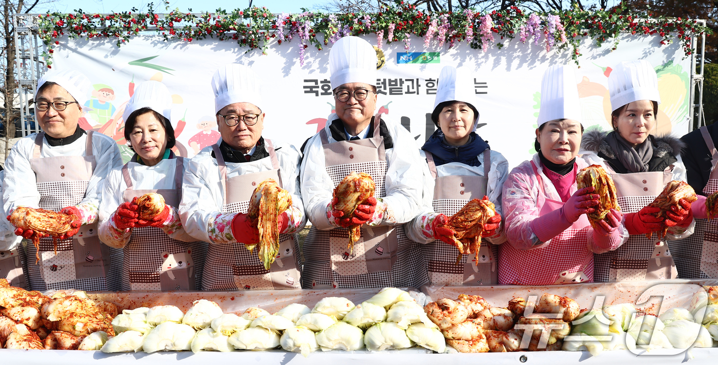 (서울=뉴스1) 김민지 기자 = 우원식 국회의장이 3일 오전 서울 여의도 헌정회 인근 텃밭에서 열린 '생생텃밭 김장행사'에서 백혜련 위원장 등과 김치를 들고 기념촬영을 하고 있다. …