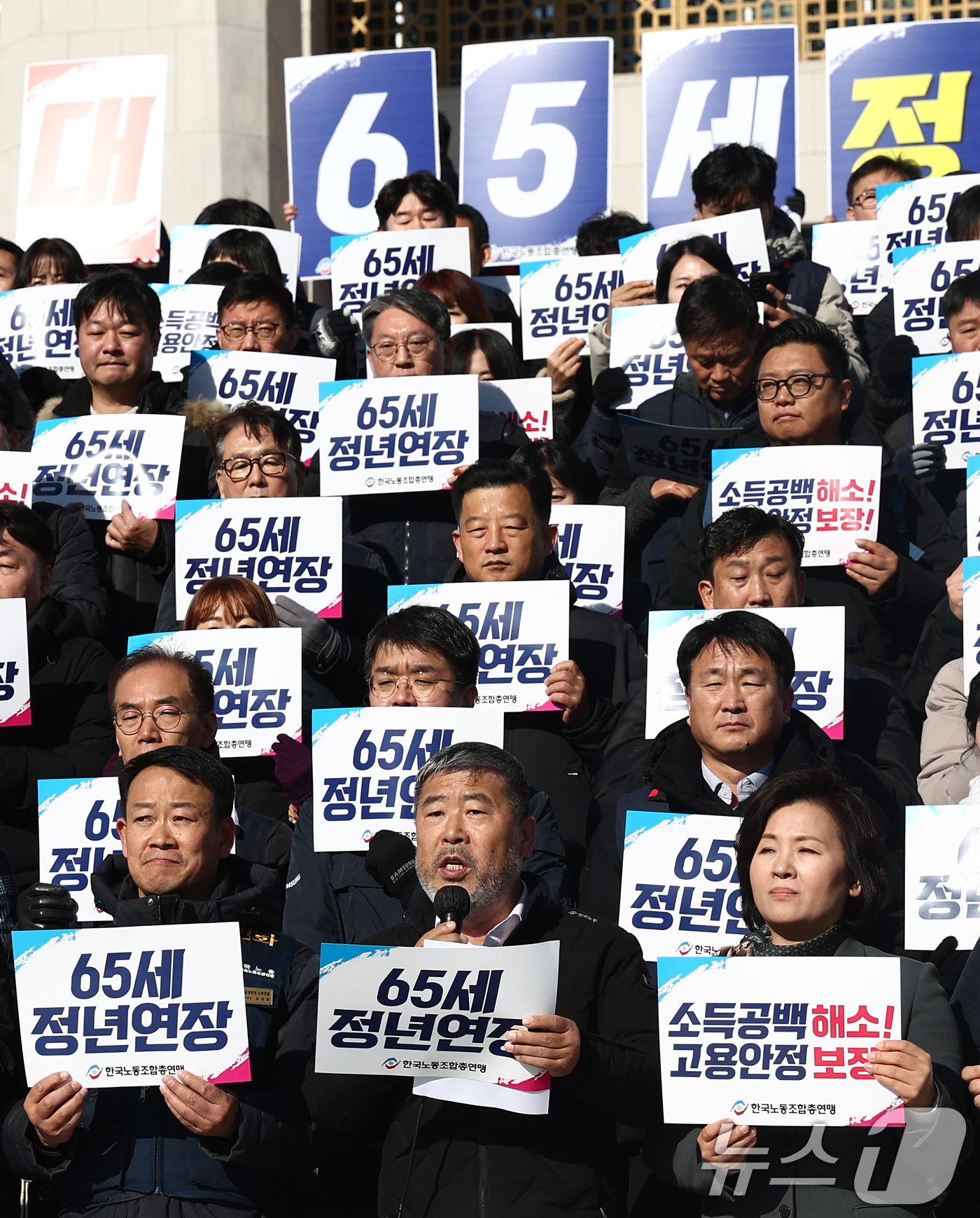 (서울=뉴스1) 김민지 기자 = 김동명 한국노총 위원장이 3일 오전 서울 여의도 국회 본청 계단 앞에서 열린 65세 정년연장 법제화 국회 입법 촉구 기자회견에서 발언하고 있다. 2 …