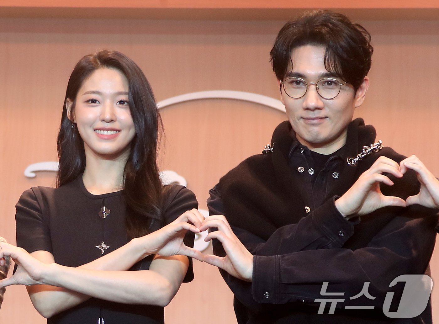 본문 이미지 - 배우 김설현과 엄태구&#40;오른쪽&#41;가 3일 서울 강남구 코엑스 컨벤션센터에서 열린 디즈니+ 시리즈 &#39;조명가게&#39; 제작발표회에서 포즈를 취하고 있다. &#39;조명가게&#39;는 어두운 골목 끝을 밝히는 유일한 곳 조명가게에 어딘가 수상한 비밀을 가진 손님들이 찾아오면서 벌어지는 이야기를 그렸다. 2024.12.3/뉴스1 ⓒ News1 권현진 기자