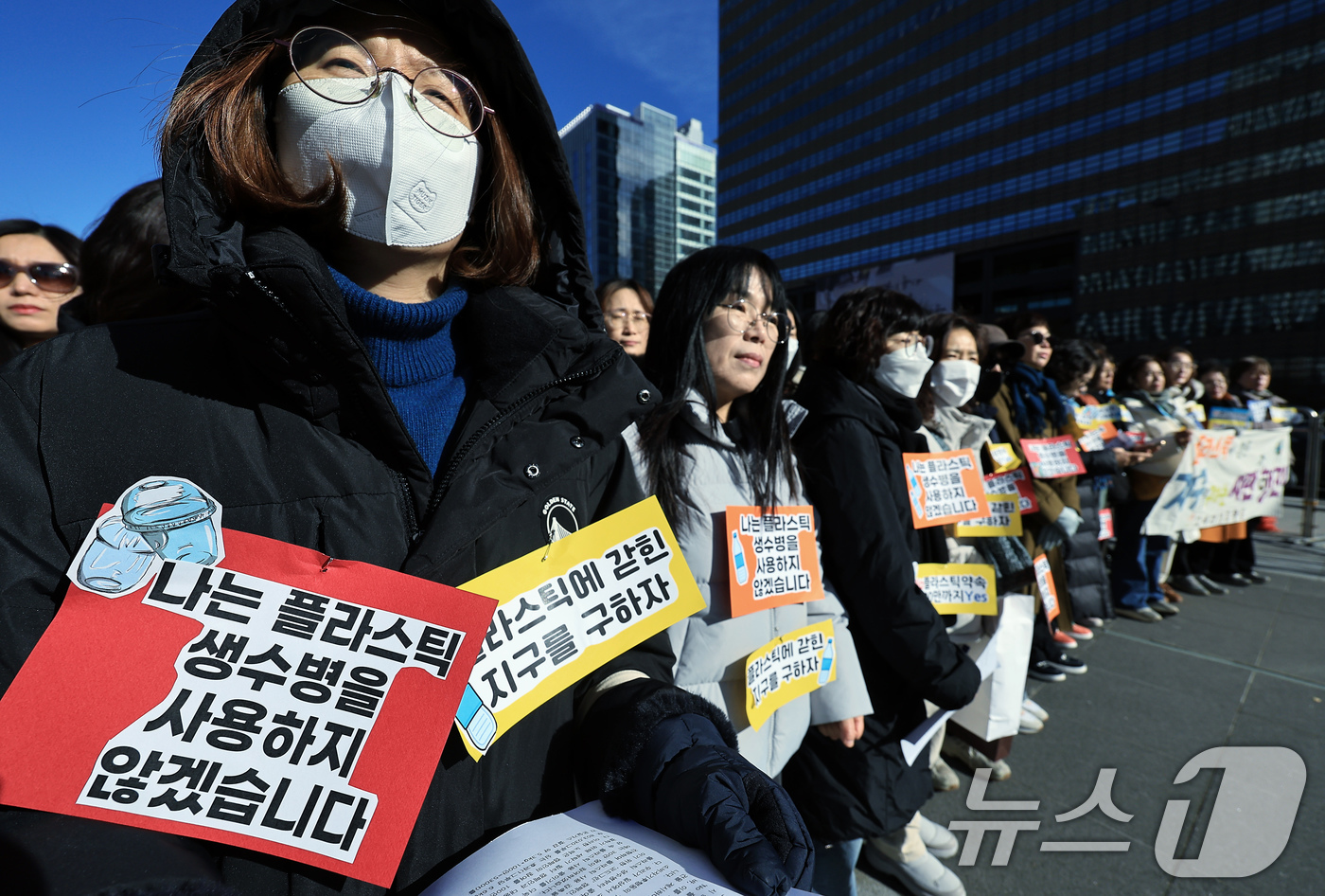 (서울=뉴스1) 박정호 기자 = 소비자기후행동 활동가 등이 3일 오전 서울 종로구 광화문 광장에서 플라스틱 오염 종식을 위한 기자회견을 하고 있다이들은 기후위기의 주요 원인으로 지 …