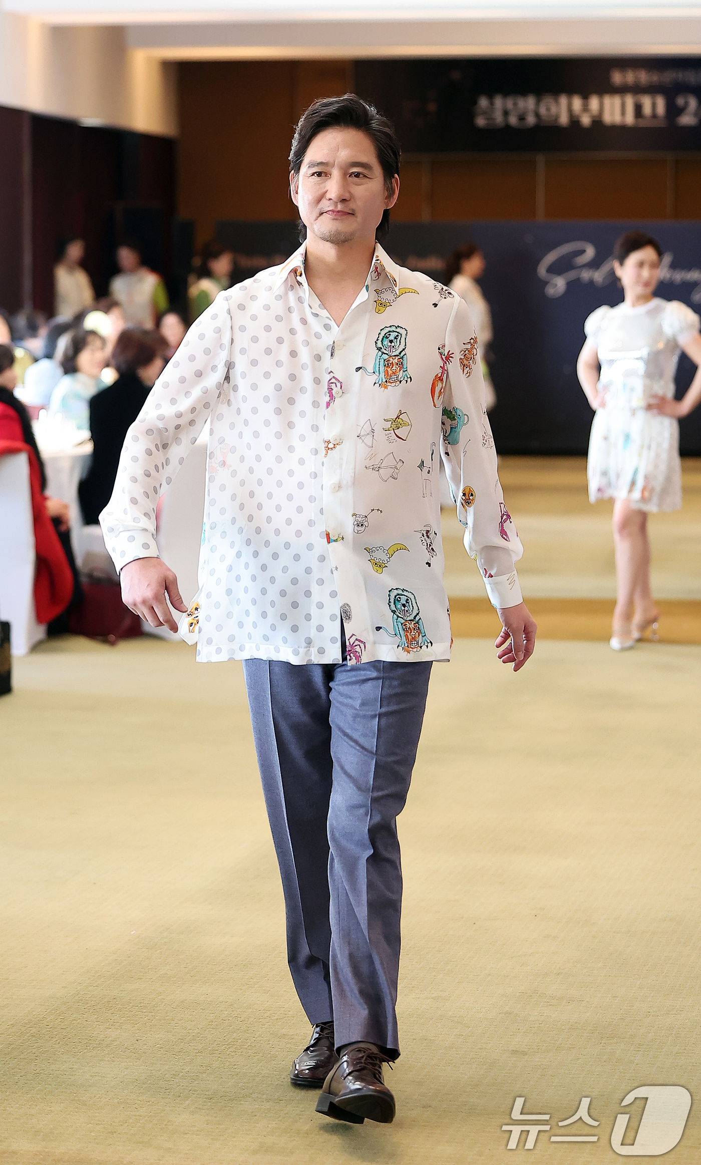 (서울=뉴스1) 김진환 기자 = 배우 유태웅이 3일 서울 용산구 그랜드 하얏트 호텔에서 열린 '설영희 부티크 24W/25S 살롱 패션쇼'에서 런웨이를 걷고 있다.'우주 속으로, 나 …