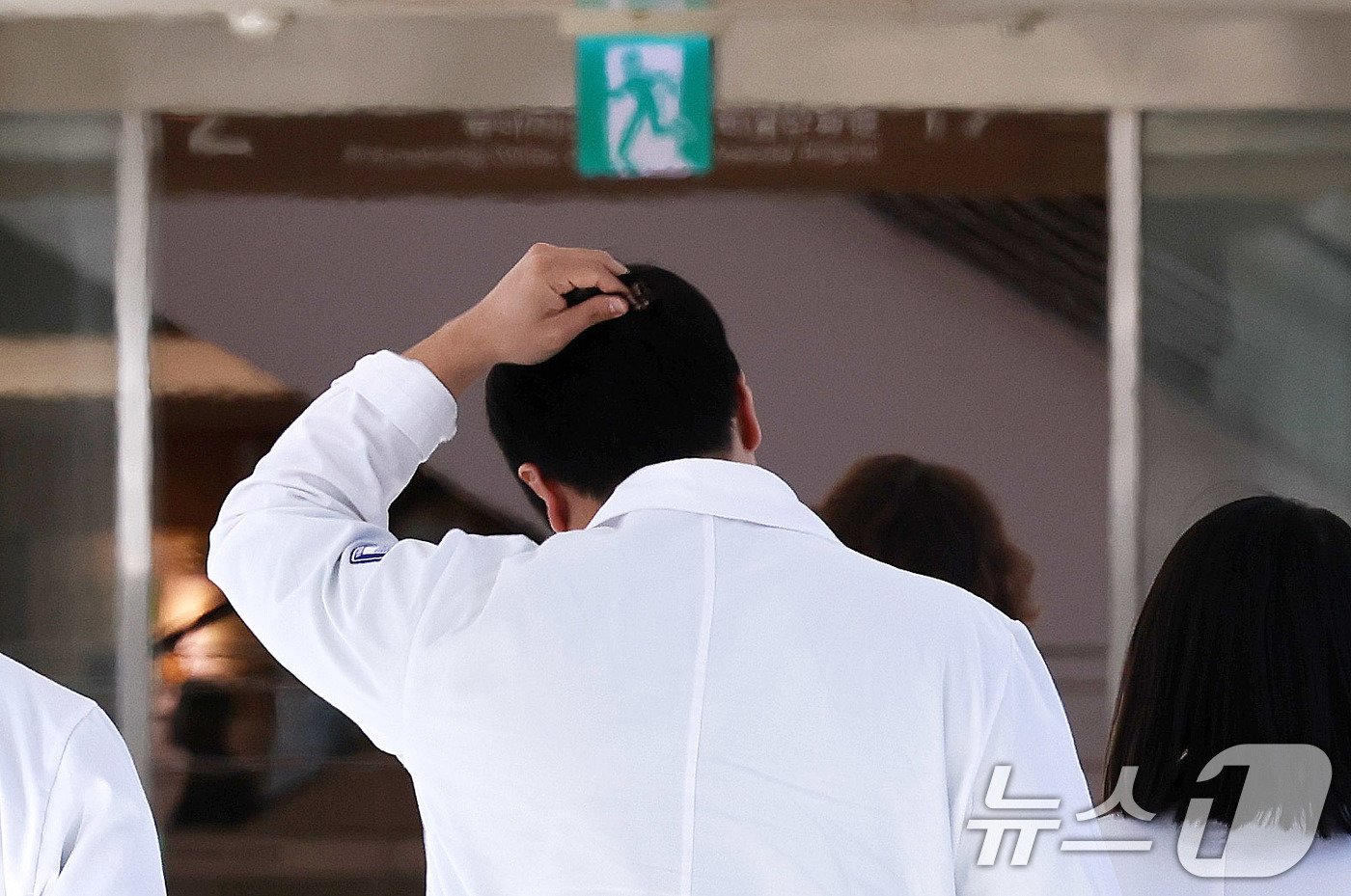 본문 이미지 - 내년 3월부터 수련을 시작할 전공의 모집을 하루 앞둔 3일 서울의 한 대학병원에서 의료진이 분주하게 움직이고 있다. 2024.12.3/뉴스1 ⓒ News1 박지혜 기자