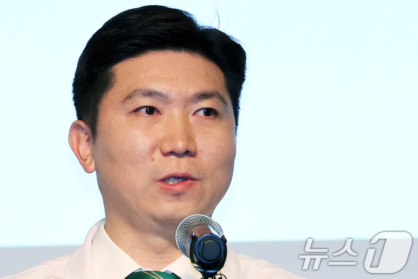 본문 이미지 - 유승민 전 대한탁구협회 회장이 3일 오전 서울 중구 더플라자 호텔에서 열린 대한체육회장 공식 출마 선언 기자회견에서 회견문을 발표하고 있다. 2024.12.3/뉴스1 ⓒ News1 황기선 기자