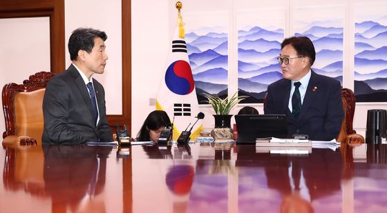 우원식 의장 의대 증원 관련 발언 듣는 이주호 부총리