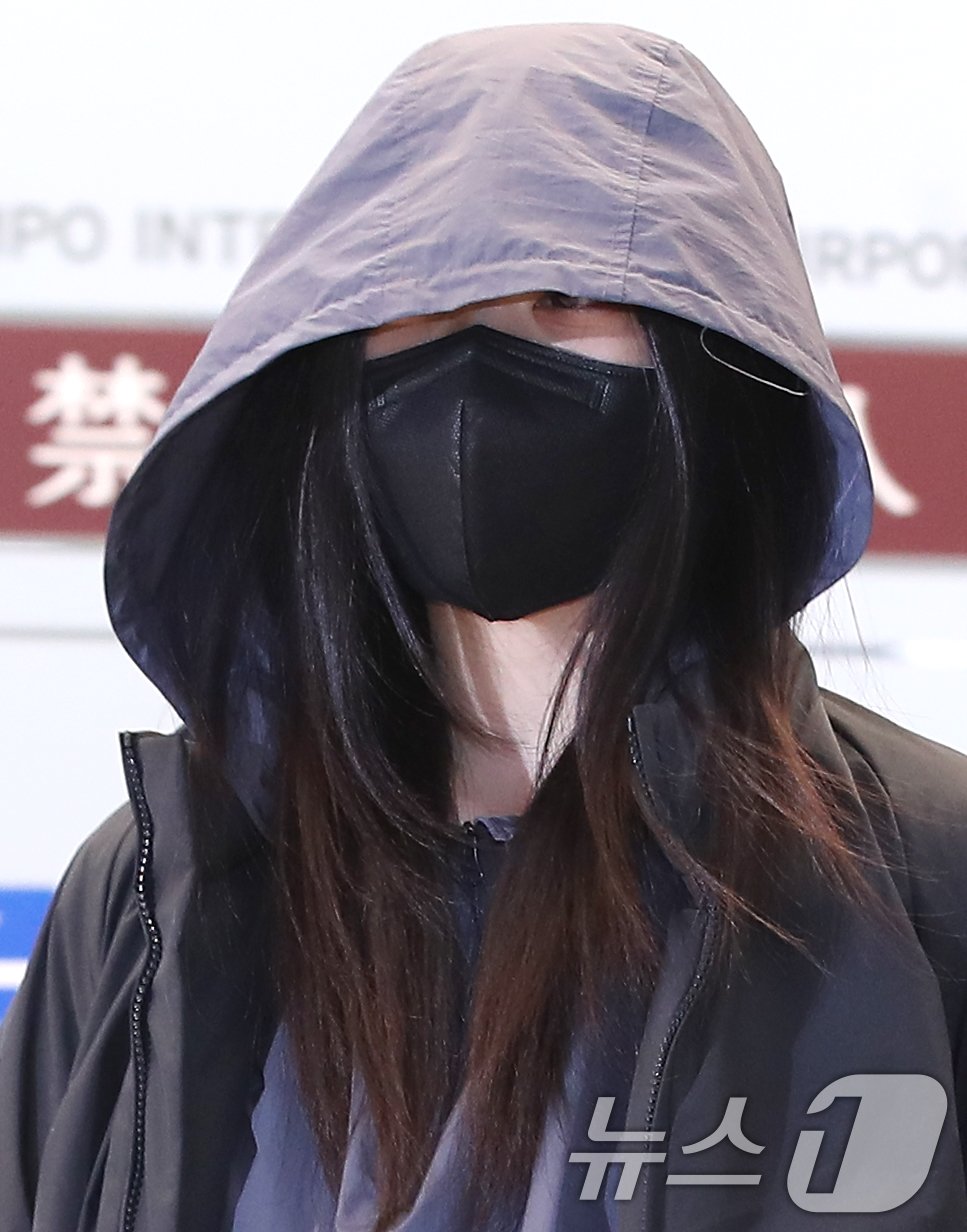 본문 이미지 - 걸그룹 뉴진스 해린이 일본 일정을 마친 뒤 3일 김포국제공항을 통해 입국하고 있다. ⓒ News1 권현진 기자