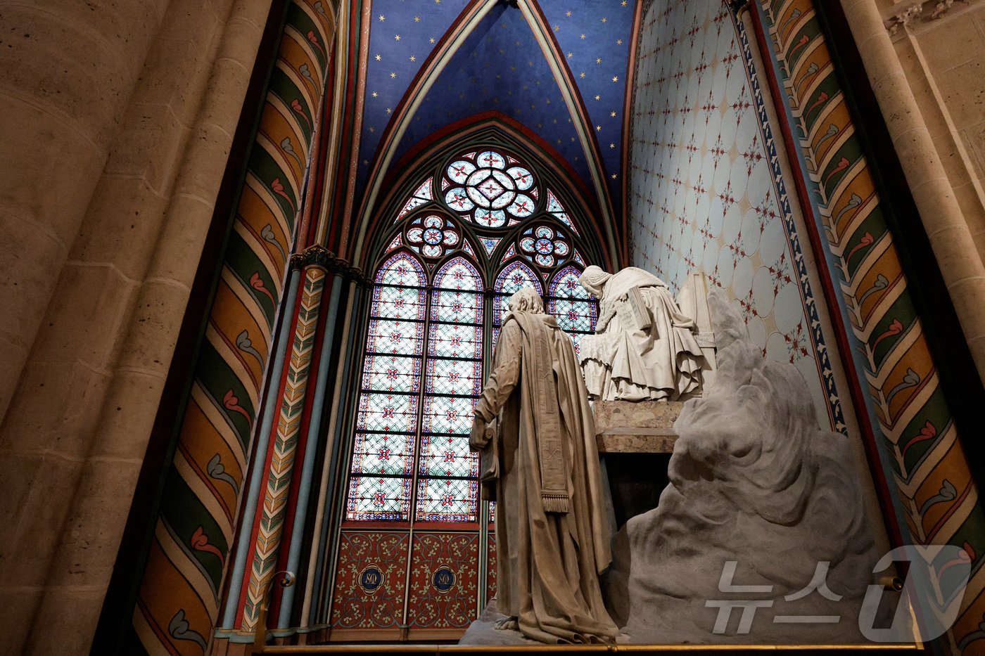 본문 이미지 - 2019년 화재 이후 복원이 거의 완료된 29일&#40;현지시간&#41; 프랑스 파리 노트르담 대성당 내부 모습. 2024.11.29 ⓒ 로이터=뉴스1 ⓒ News1 정지윤 기자