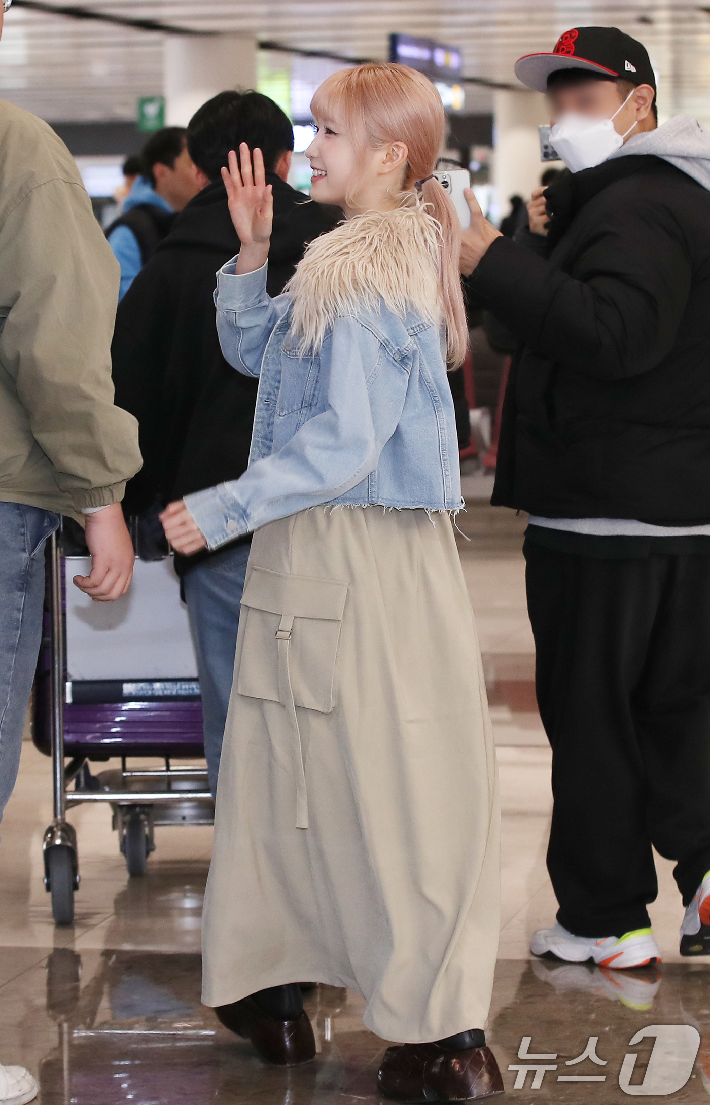 (김포공항=뉴스1) 권현진 기자 = 세이마이네임 히토미가 일본 일정을 마친뒤 3일 김포국제공항을 통해 입국하고 있다. 2024.12.3/뉴스1