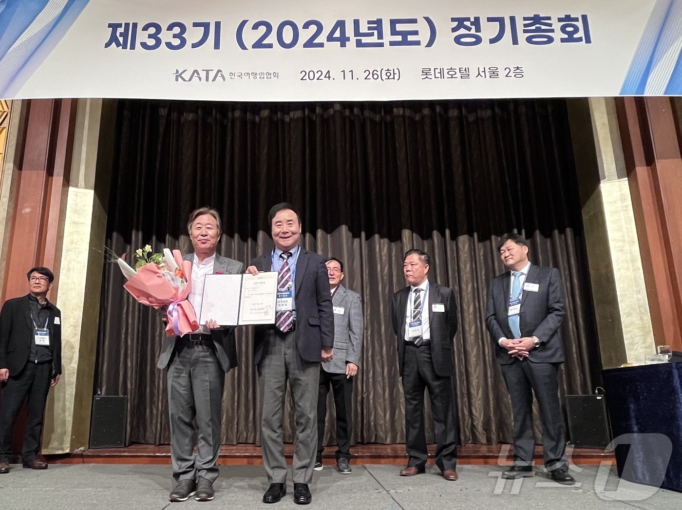 본문 이미지 - 이진석 차기 한국여행업협회 회장(왼쪽에서 두번째)(한국여행업협회 제공)