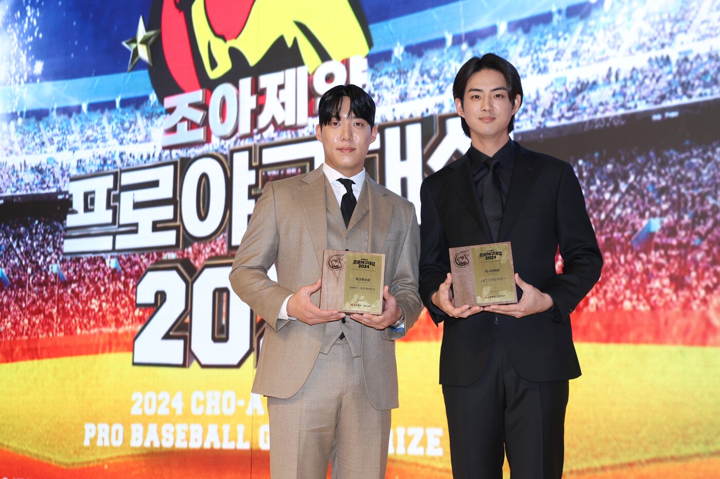 Body Image -Won Tae -in (left) who received the best pitcher at the awards ceremony of Joa Pharmaceutical Baseball Awards. (Daily Sports)