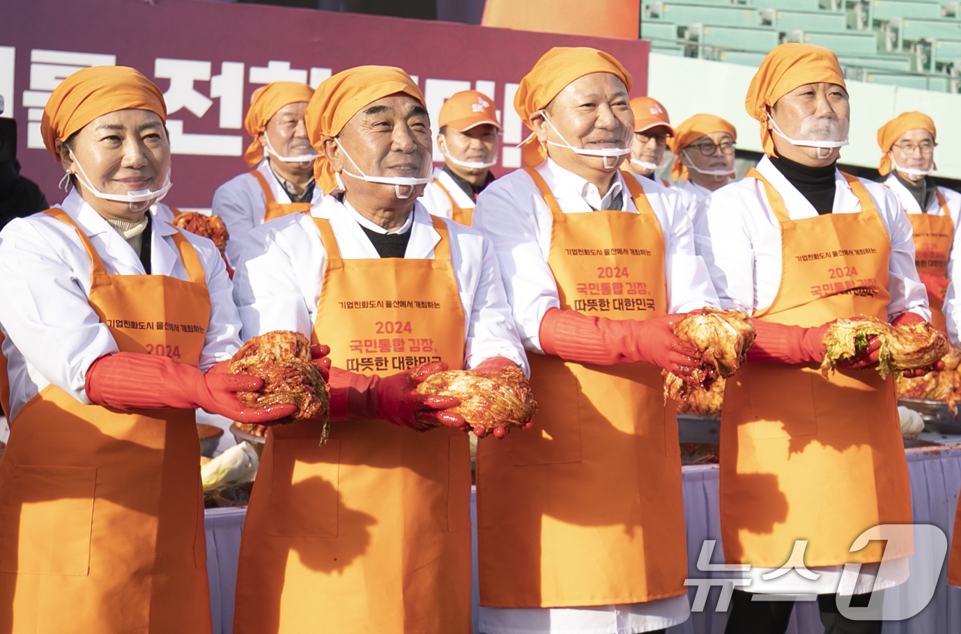 (울산=뉴스1) 조민주 기자 = 3일 울산시 남구 문수야구장에서 '2024 국민통합 김장, 따뜻한 대한민국' 행사가 열린 가운데 이상민 행정안전부 장관(왼쪽에서 세 번째)을 비롯한 …