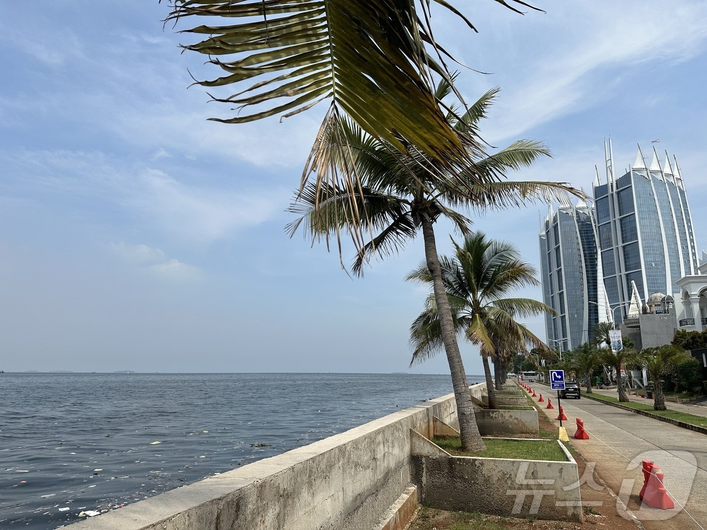 본문 이미지 - 자카르타 대방조제 일부 부지 전경. 방어벽 너머의 해수면이 지반보다 1m가량 높은 모습을 볼 수 있다. ⓒ News1 나혜윤 기자