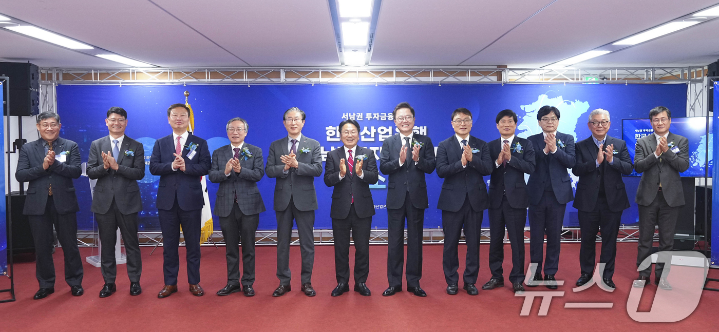 (광주=뉴스1) 박준배 기자 = 강기정 광주시장이 3일 오후 광산구 한국산업은행 호남지역본부에서 열린 'KDB산업은행 서남권 투자금융센터 개소식'에 참석해 강석훈 한국산업은행 회장 …