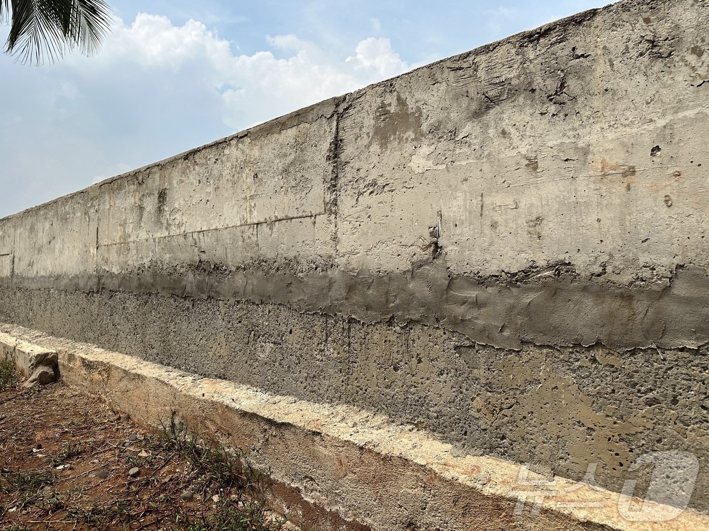 본문 이미지 - 자꾸 높아지는 해수면으로 방어벽을 여러번 덧대어 높인 것을 볼 수 있다. ⓒ News1 나혜윤 기자