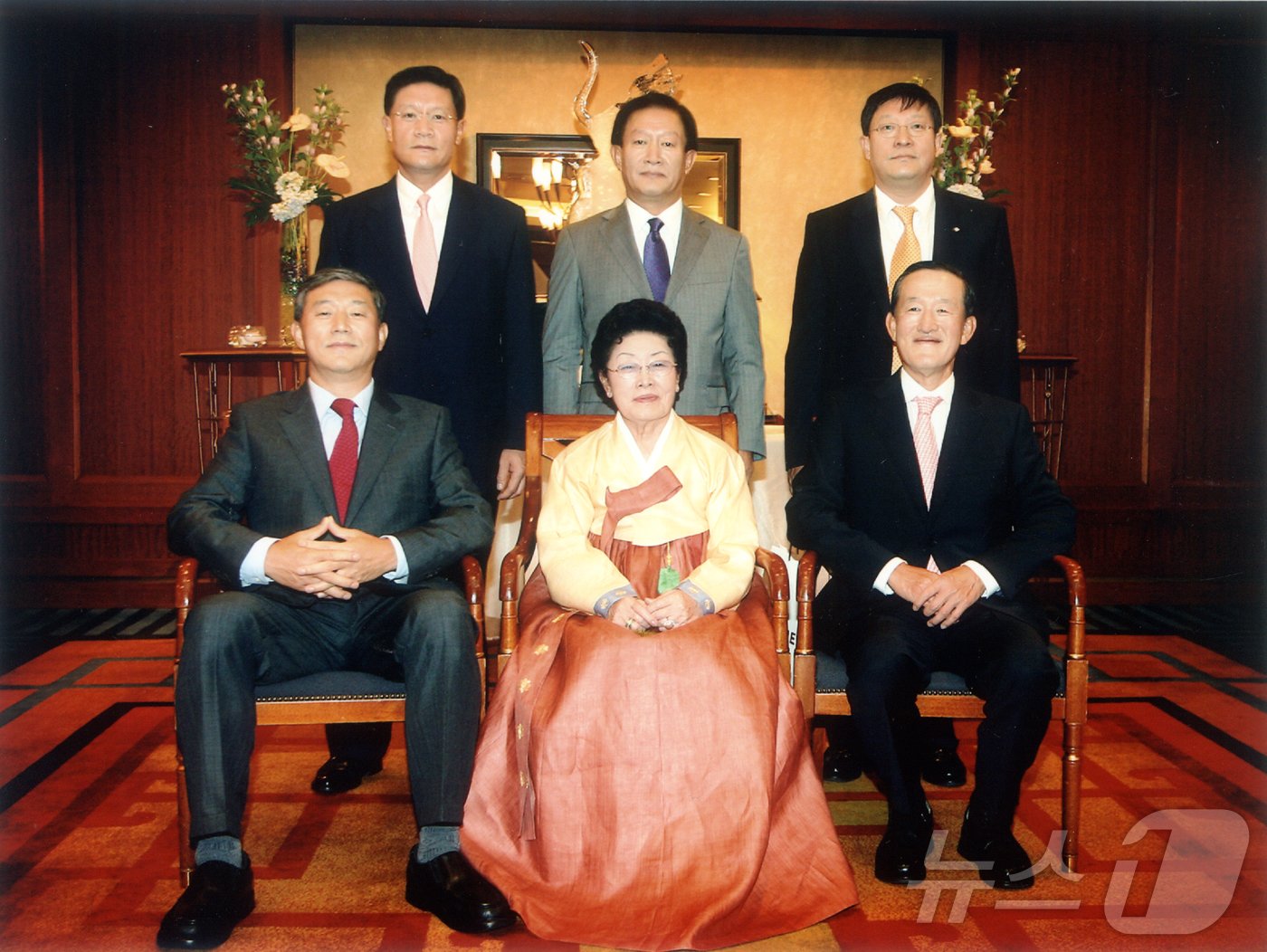본문 이미지 - 고&#40;故&#41;구위숙 여사&#40;가운데&#41;와 자제들. 사진 오른쪽이 허창수 GS그룹 명예회장, 왼쪽이 허정수 GS네오텍 회장. 뒷줄 가운데가 허진수 GS칼텍스 상임고문, 왼쪽이 허명수 GS건설 상임고문, 오른쪽이 허태수 GS그룹 회장.&#40;GS그룹 제공&#41; ⓒ News1 최동현 기자