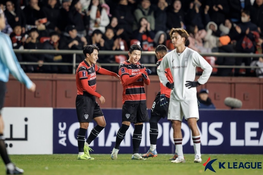  기뻐하는 김인성&#40;가운데&#41;&#40;한국프로축구연맹 제공&#41;