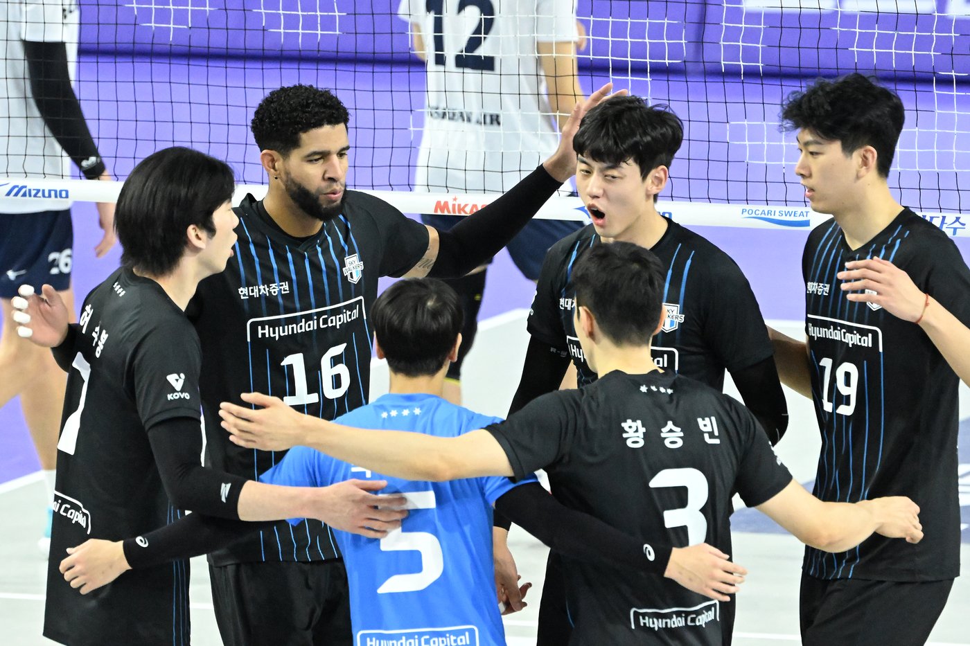 본문 이미지 - 현대캐피탈이 대한항공과의 1-2위 매치업에서 승리했다. &#40;KOVO 제공&#41;