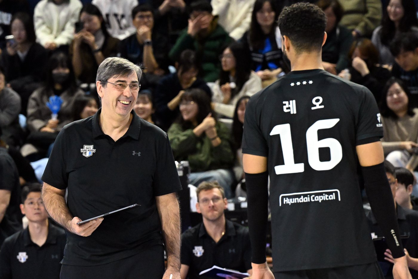 본문 이미지 - 현대캐피탈 레오&#40;오른쪽&#41;와 필립 블랑 감독. &#40;KOVO 제공&#41;