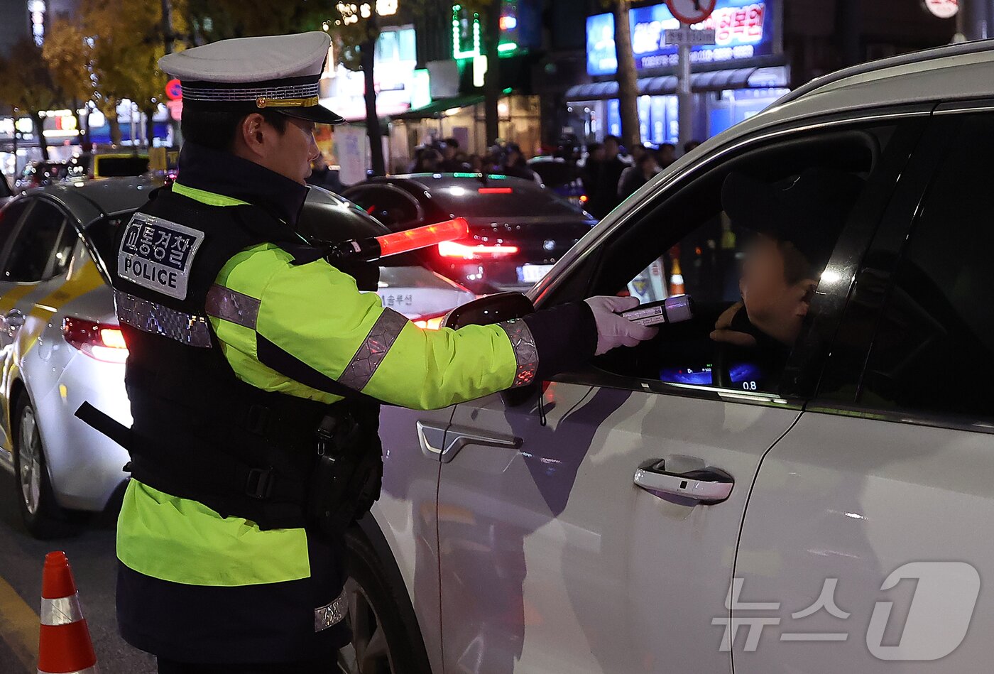 본문 이미지 - 관악경찰서 교통안전계 경찰이 서울 관악구의 한 도로에서 연말연시 음주·약물운전 특별단속을 하고 있다.  ⓒ 뉴스1 김진환 기자