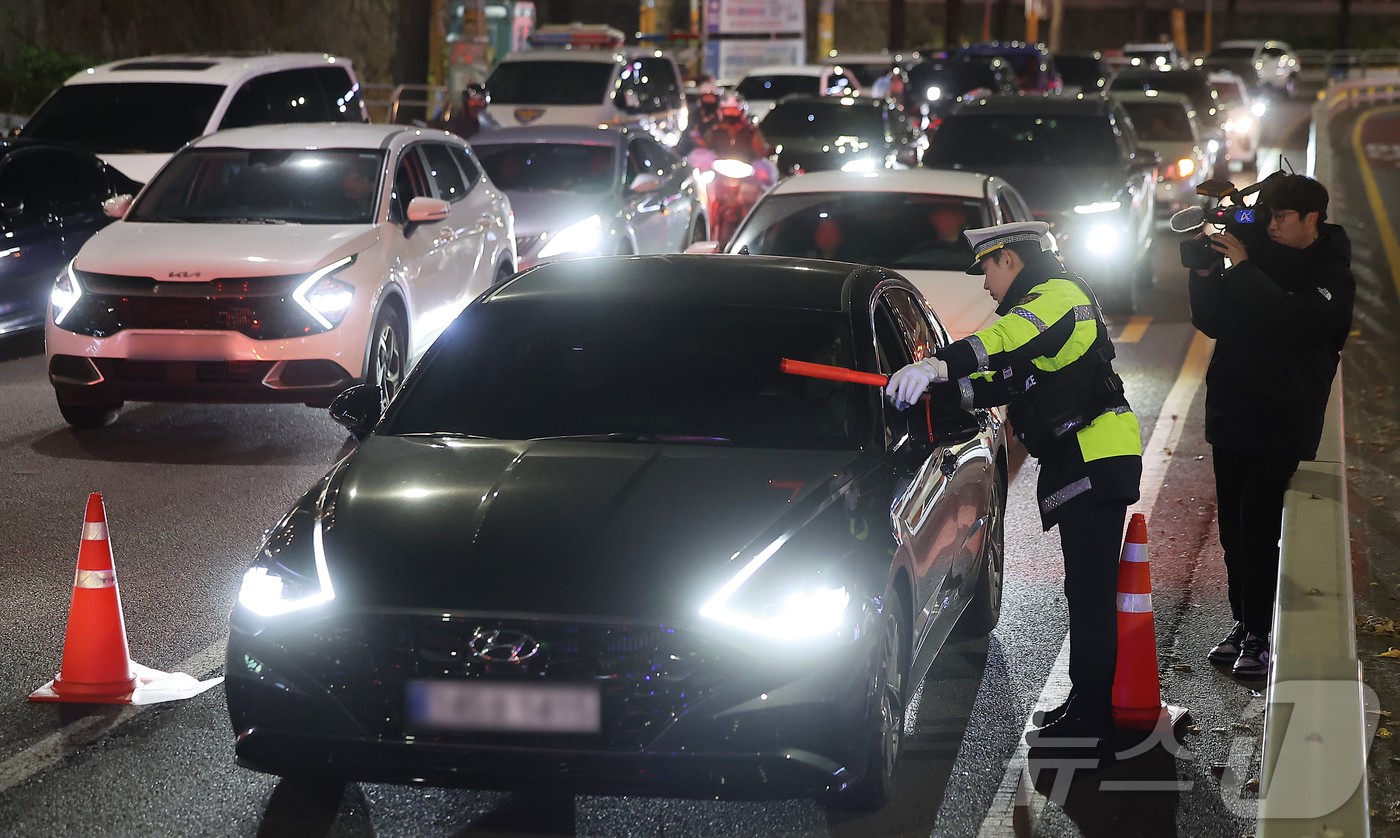 (서울=뉴스1) 김진환 기자 = 관악경찰서 교통안전계 경찰이 지난 3일 밤 서울 관악구의 한 도로에서 연말연시 음주·약물운전 특별단속을 하고 있다. 2024.12.4/뉴스1
