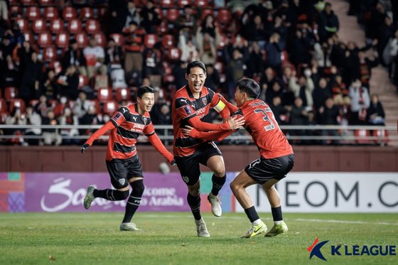 3일 포항 스틸야드에서 열린 &#39;아시아축구연맹&#40;AFC&#41; 챔피언스리그 엘리트&#40;ACLE&#41;&#39; 리그스테이지 6차전 포항 스틸러스와 비셀 고베&#40;일본&#41;의 경기에서 포항 한찬희가 선제골을 넣고 기쁨을 나누고 있다. 이날 경기는 포항이 고베에 3대 1 승리를 거뒀다. &#40;한국프로축구연맹 제공&#41; 2024.12.3/뉴스1