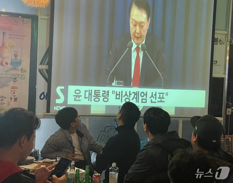 (광주=뉴스1) 김태성 기자 = 윤석열 대통령이 3일 비상계엄 선포를 발표하자 광주 서구 한 상가에서 방송을 지켜보는 시민들이  놀란 표정을 짓고 있다. 2024.11.7/뉴스1