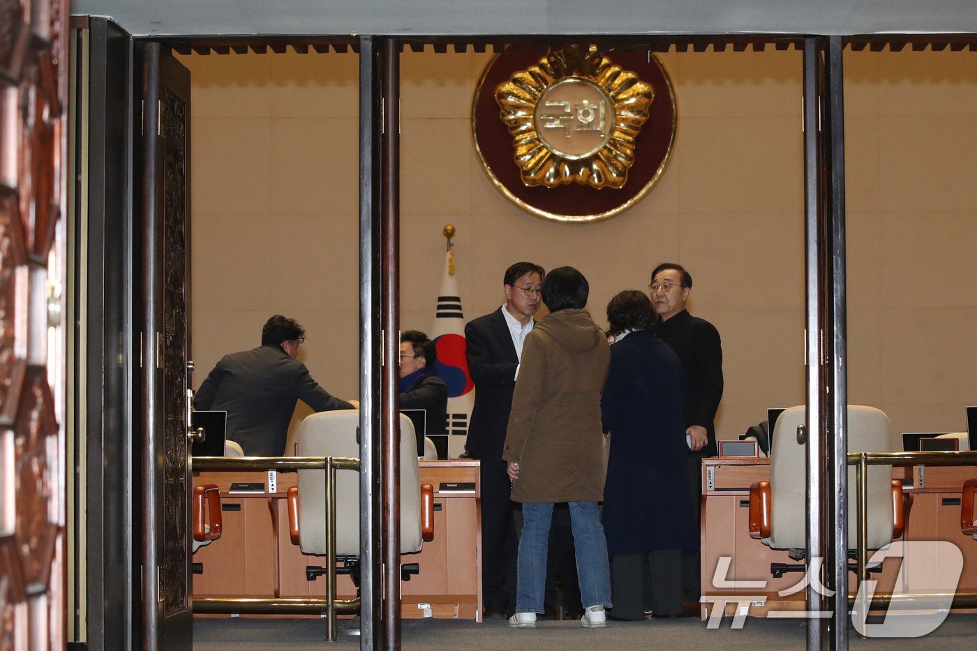 윤석열 대통령이 전격적으로 계엄령을 선포한 3일 밤 서울 여의도 국회 본회의장으로 야당 의원들이 모이고 있다. 2024.12.3/뉴스1 ⓒ News1 이광호 기자