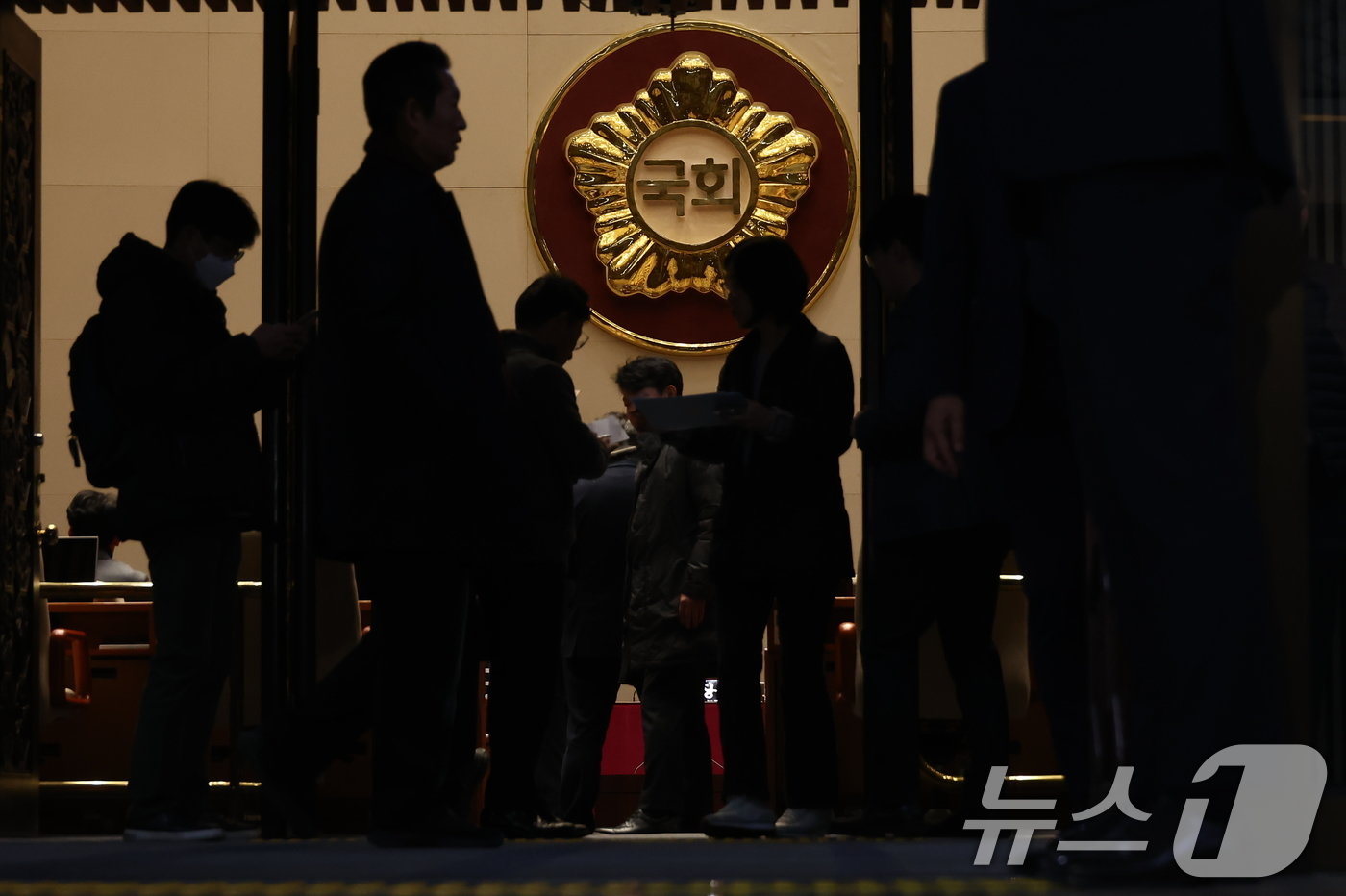 본문 이미지 - 윤석열 대통령이 전격적으로 계엄령을 선포한 3일 밤 서울 여의도 국회 본회의장으로 야당 의원들이 모이고 있다. 2024.12.3/뉴스1 ⓒ News1 김민지 기자