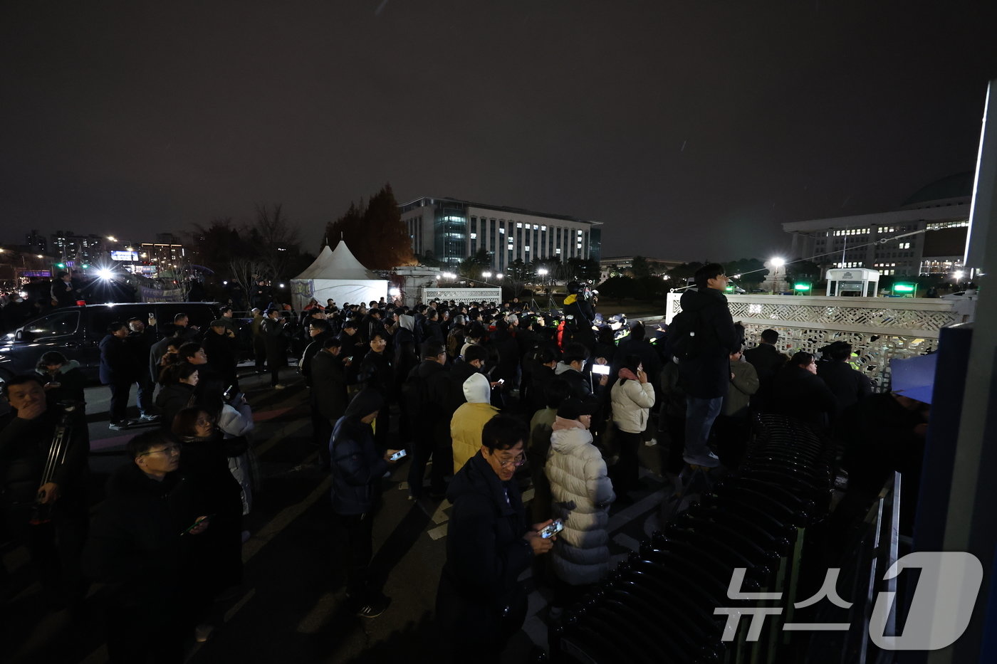 비상 계엄이 선포된 3일 밤 서울 여의도 국회 앞에 경찰 병력이 출입을 통제하고 있다. 2024.12.3/뉴스1 ⓒ News1 구윤성 기자