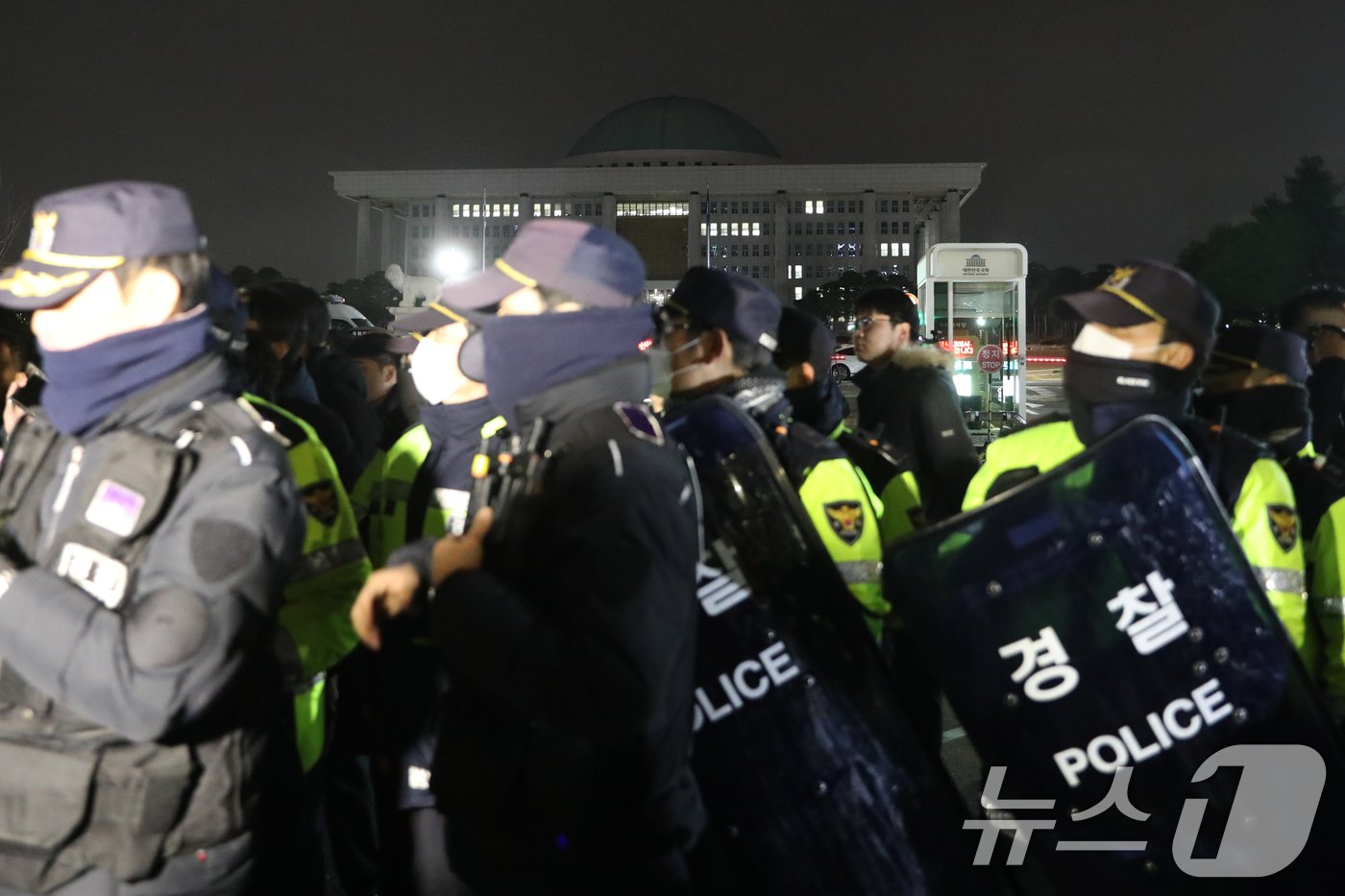 본문 이미지 - 윤석열 대통령이 전격적으로 계엄령을 선포한 3일 밤 서울 여의도 국회 정문 앞에서 경찰병력이 출입을 통제하고 있다.2024.12.3/뉴스1 ⓒ News1 이광호 기자