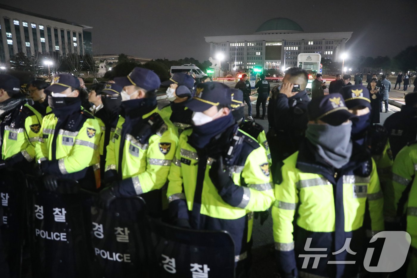 윤석열 대통령이 전격적으로 계엄령을 선포한 3일 밤 서울 여의도 국회 정문 앞에서 경찰병력이 출입을 통제하고 있다.2024.12.3/뉴스1 ⓒ News1 이광호 기자