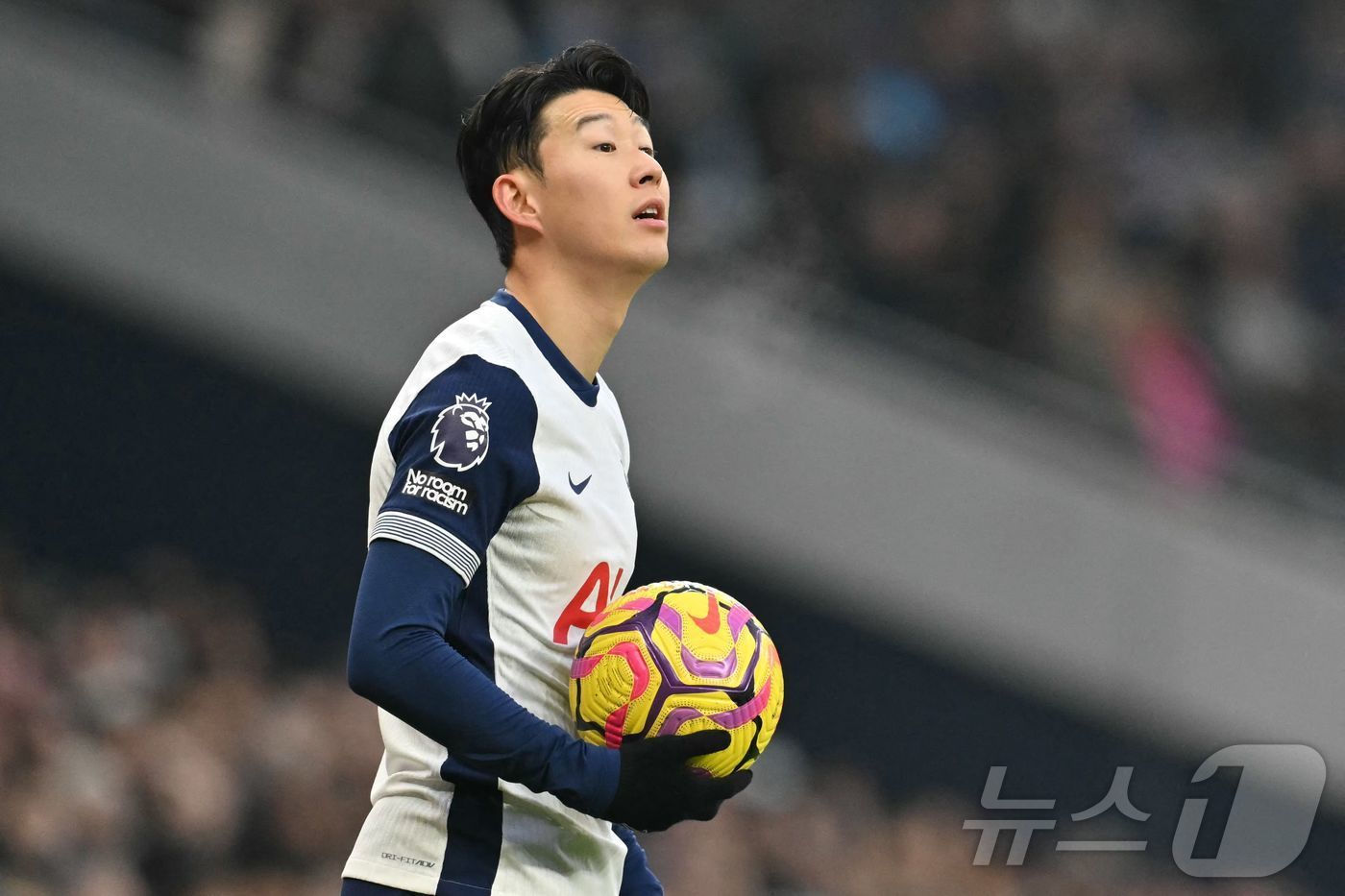 본문 이미지 - 울버햄튼전에서 페널티킥을 실축한 손흥민. ⓒ AFP=뉴스1