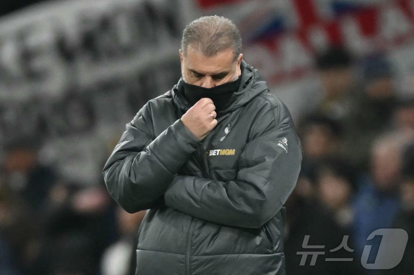 본문 이미지 - 계속된 부진으로 벼랑 끝에 몰린 엔제 포스테코글루 토트넘 감독. ⓒ AFP=뉴스1