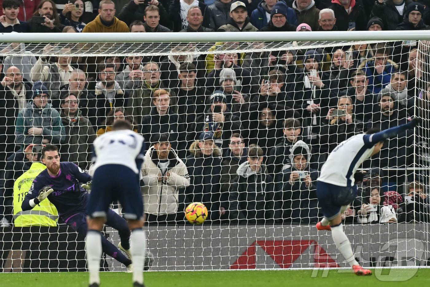 본문 이미지 - 페널티킥을 실축하는 손흥민.  ⓒ AFP=뉴스1