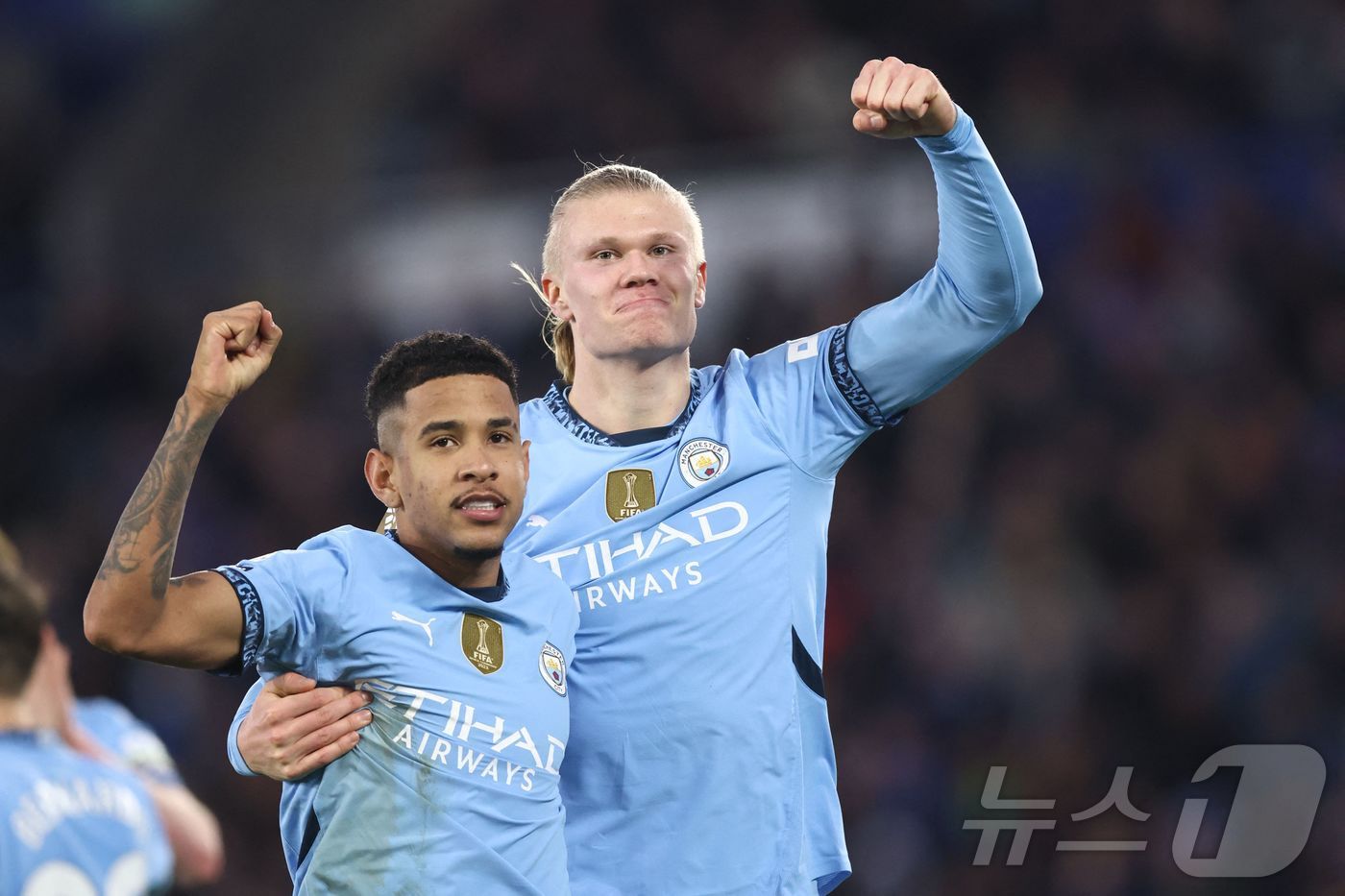 본문 이미지 - 맨체스터 시티의 엘링 홀란드와 사비뉴. ⓒ AFP=뉴스1