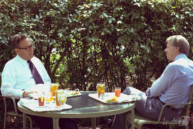 본문 이미지 - 제39대 미국 대통령을 지낸 지미 카터 전 대통령이 29일(현지시간) 향년 100세의 나이로 별세했다. 사진은 카터 전 대통령이 1977년 8월 15일 백악관에서 닉슨 행정부에서 백악관 안보보좌관을 맡았던 헨리 키신저와 오찬을 함께 하는 모습. ⓒ 로이터=뉴스1 ⓒ News1 최종일 기자