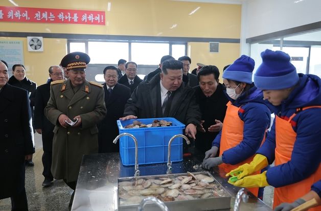 김정은, 전원회의 마치고 곧바로 경제 현장으로…'먹사니즘'이 우선