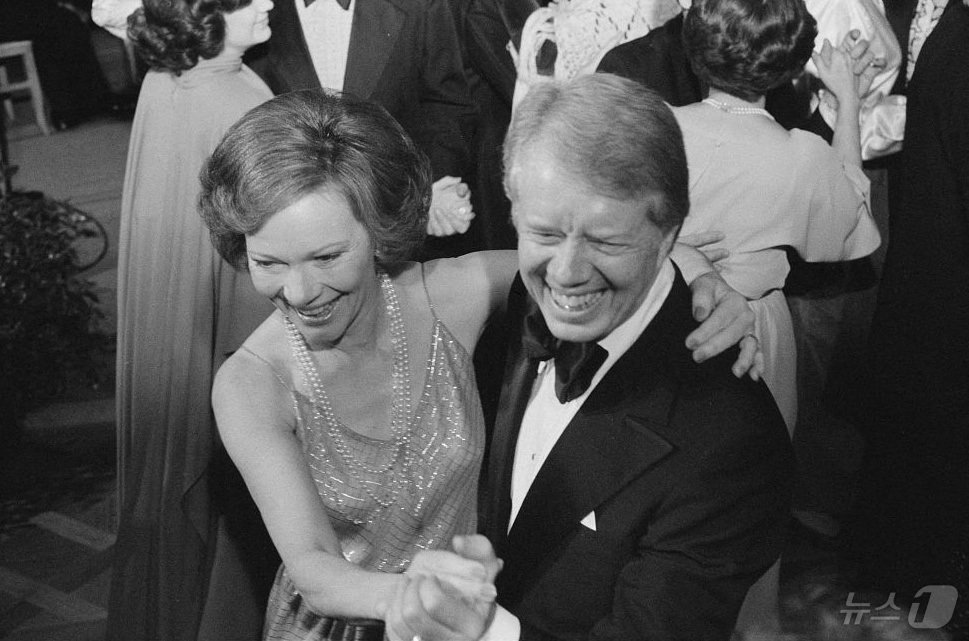 본문 이미지 - 1978년 12월13일&#40;현지시간&#41; 미국 워싱턴에서 열린 백악관 의회 무도회에서 지미 카터 전 미국 대통령과 영부인 로잘린 카터가 춤을 추고 있다. 78.12.13 ⓒ 로이터=뉴스1 ⓒ News1 김예슬 기자