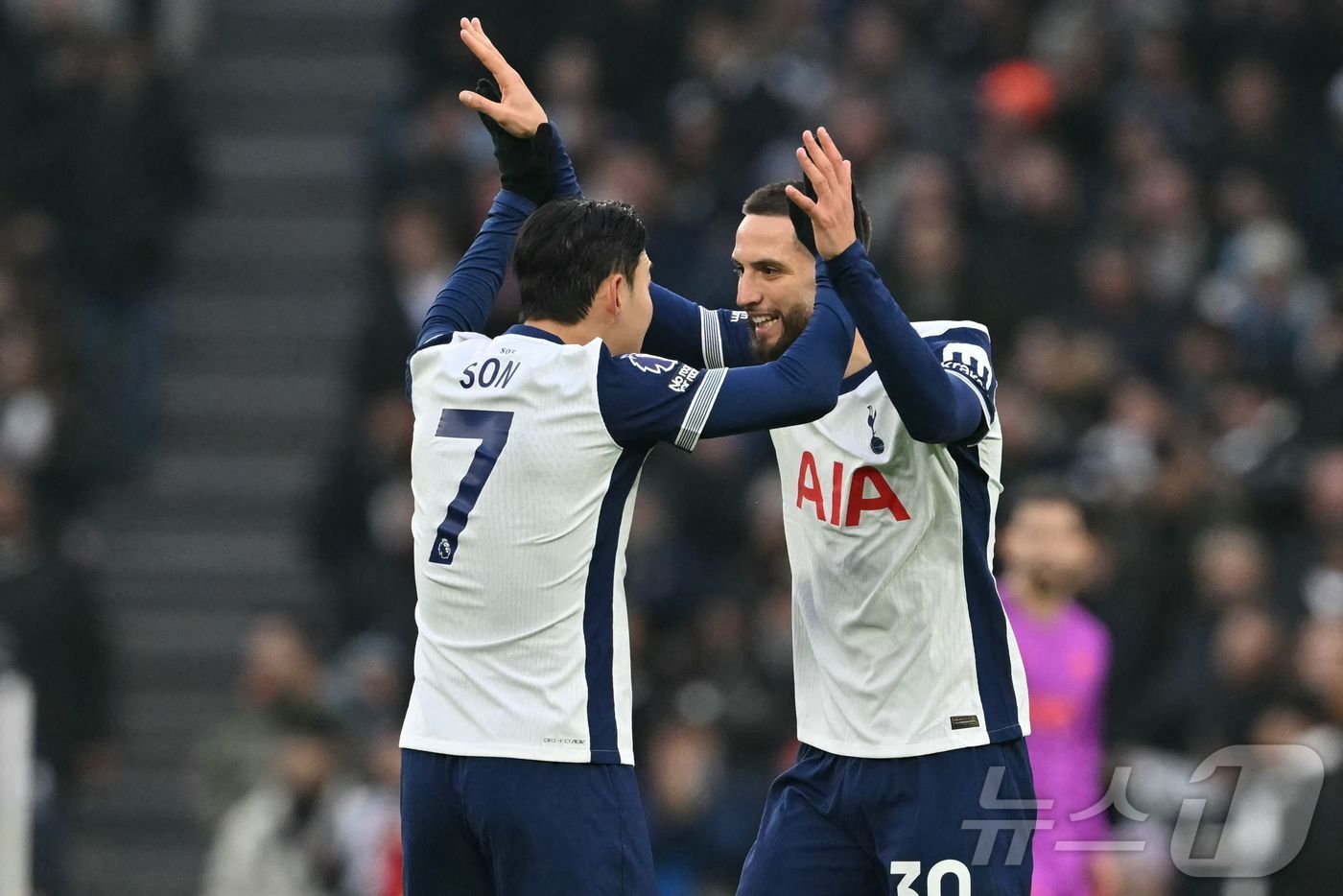 (런던 AFP=뉴스1) 우동명 기자 = 토트넘의 손흥민이 29일(현지시간) 런던의 토트넘 홋스퍼 스타디움에서 열린 EPL 울버햄프턴과 경기서 동점 골을 터트린 로드리고 벤탕쿠르를 …