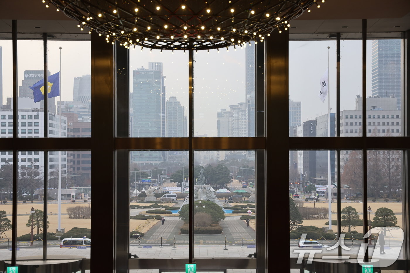 본문 이미지 - 30일 오전 서울 여의도 국회의사당에 제주항공 여객기 참사 희생을 애도하는 조기가 걸려 있다. 2024.12.30/뉴스1 ⓒ News1 이재명 기자