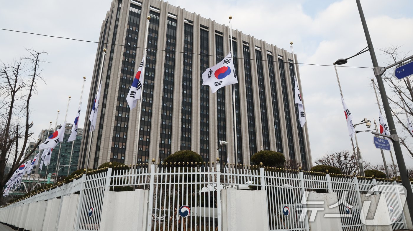 본문 이미지 - 30일 서울 종로구 정부서울청사에 제주항공 여객기 참사 희생을 애도하는 조기가 걸려 있다. 2024.12.30/뉴스1 ⓒ News1 허경 기자