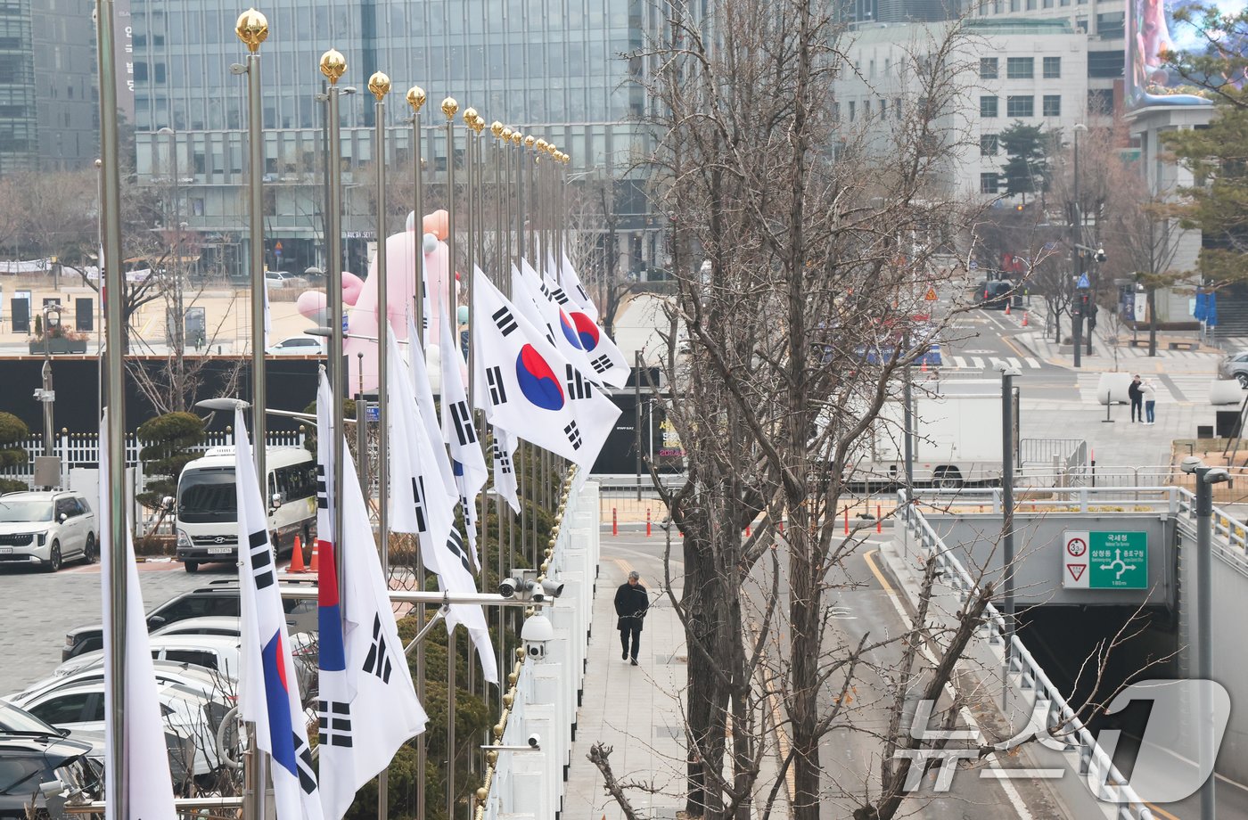 30일 서울 종로구 정부서울청사에 제주항공 여객기 참사 희생을 애도하는 조기가 걸려 있다. 2024.12.30/뉴스1 ⓒ News1 허경 기자