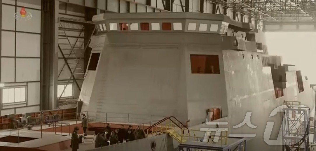 본문 이미지 - 북한 조선중앙TV는 지난 29일 '당 중앙위원회 제8기 제11차 전원회의 확대회의'에 관한 보도를 하면서 김정은 노동당 총비서가 새로 건조 중인 신형 함선을 시찰하는 사진을 보도했다.(조선중앙TV 갈무리)