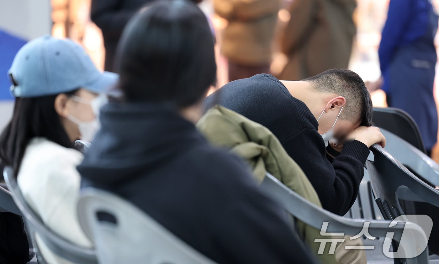 본문 이미지 - 제주항공 여객기 충돌 폭발 사고 이튿날인 30일 오전 전남 무안국제공항 대합실에서 한 유족이 고개를 숙이고 슬퍼하고 있다. 2024.12.30/뉴스1 ⓒ News1 김성진 기자