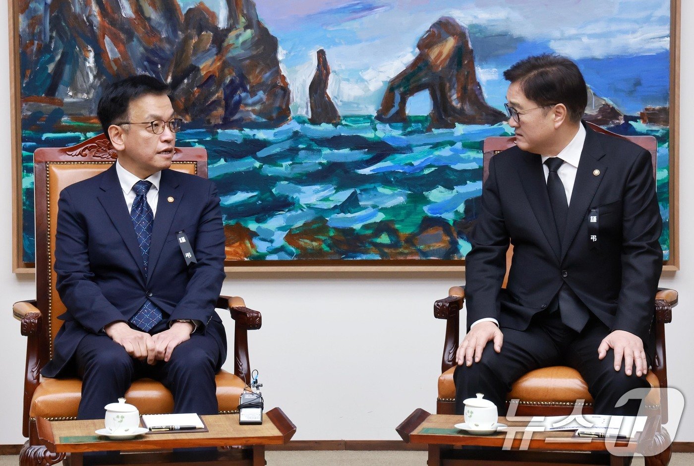 본문 이미지 - 우원식 국회의장(오른쪽)과 최상목 대통령 권한대행 부총리 겸 기획재정부 장관이 30일 서울 여의도 국회에서 만나 대화하고 있다. 2024.12.30/뉴스1 ⓒ News1 국회사진취재단