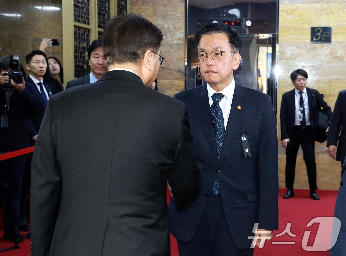 본문 이미지 - 최상목 대통령 권한대행 부총리 겸 기획재정부 장관이 30일 서울 여의도 국회의장실로 들어서며 우원식 의장과 악수하고 있다. 2024.12.30/뉴스1 ⓒ News1 국회사진취재단