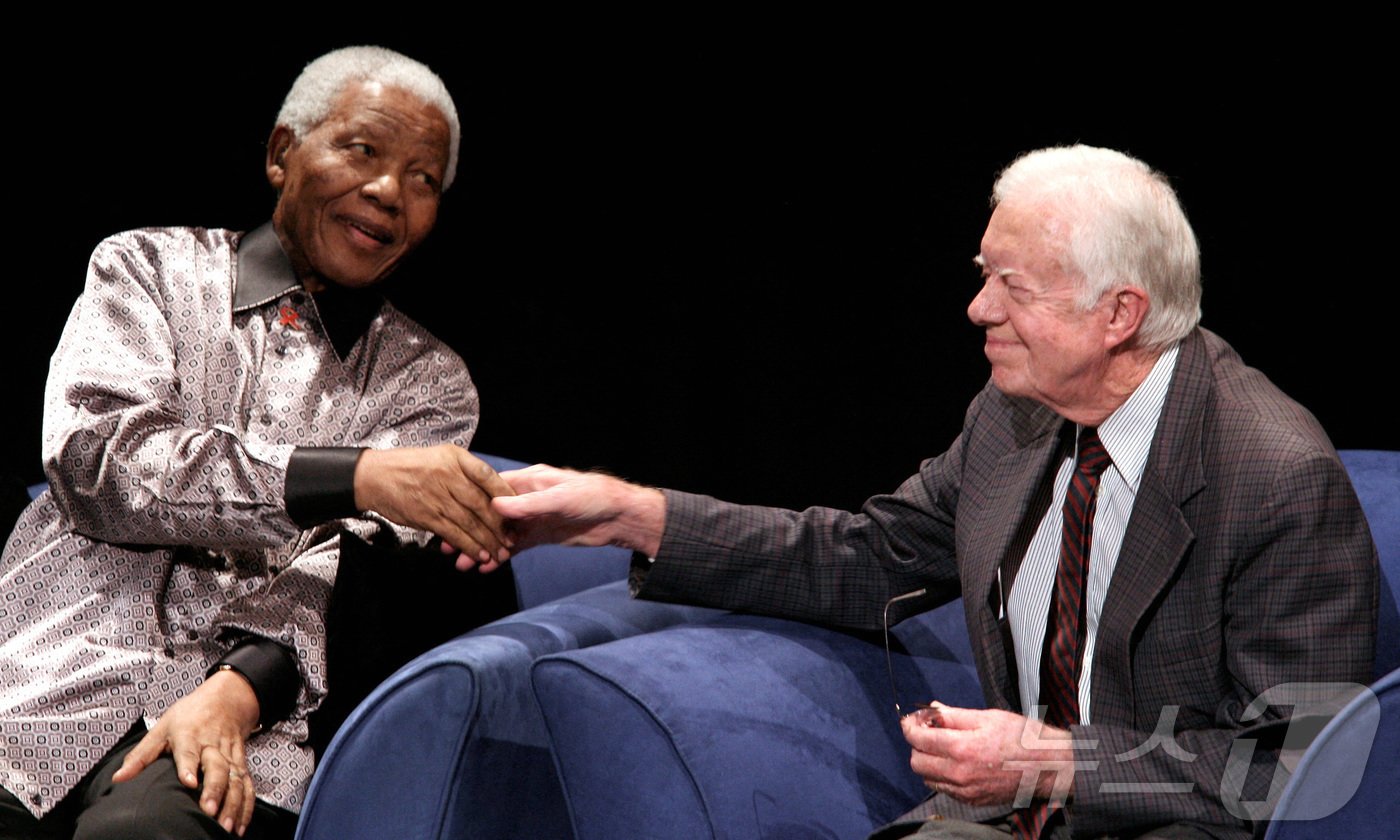 본문 이미지 - 제39대 미국 대통령을 지낸 지미 카터 전 대통령이 29일&#40;현지시간&#41; 향년 100세의 나이로 별세했다. 사진은 카터 전 대통령이 2007년 7월 18일 남아공 요하네스버그에서 열린 넬슨 만델라 전 남아공 대통령의 89번째 생일에 참석한 모습이다. ⓒ 로이터=뉴스1 ⓒ News1 최종일 기자