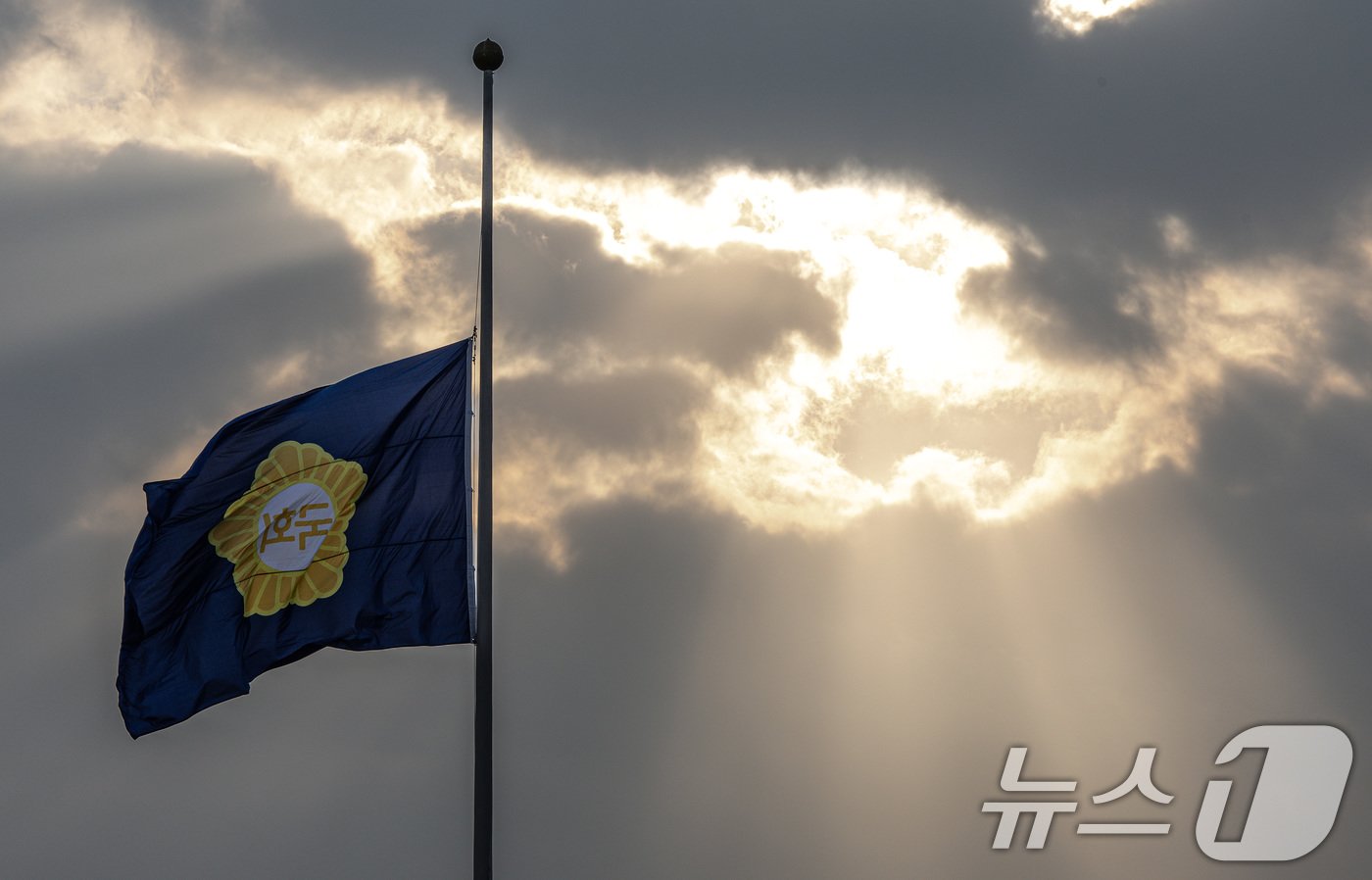 본문 이미지 - 30일 오전 서울 여의도 국회의사당에 제주항공 여객기 참사 희생을 애도하는 조기가 걸려 있다. 2024.12.30/뉴스1 ⓒ News1 이재명 기자