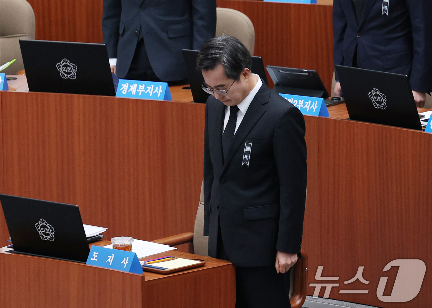 (수원=뉴스1) 김영운 기자 = 김동연 경기도지사가 30일 오전 경기 수원시 영통구 경기도의회 본회의장에서 열린 '제381회 임시회 제1차 본회의'에 앞서 애도 리본을 달고 제주항 …