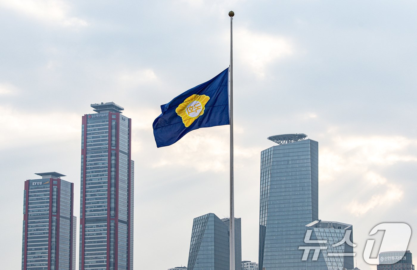 본문 이미지 - 30일 오전 서울 여의도 국회의사당에 제주항공 여객기 참사 희생을 애도하는 조기가 걸려 있다. 2024.12.30/뉴스1 ⓒ News1 이재명 기자