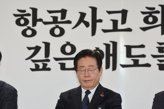 이재명, 무안 참사 분향소 방문…오후에도 유족 만나 위로